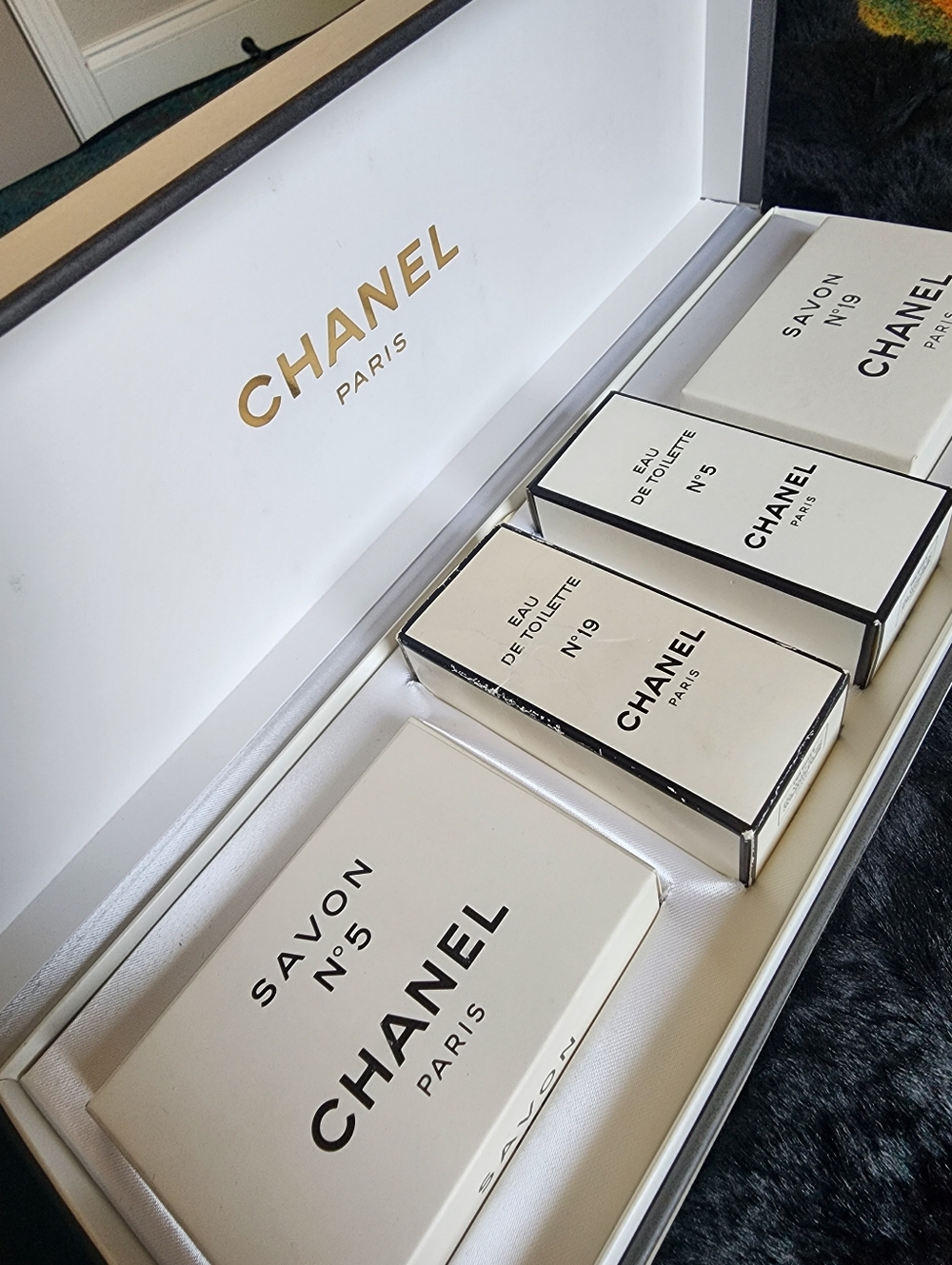 CHANEL N°5 White & Gold Luxury Gift Set